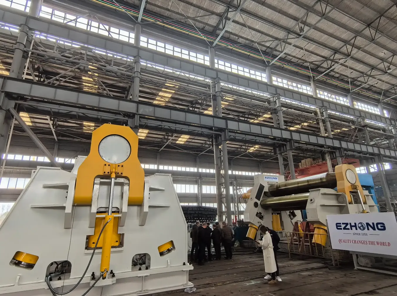 Arquitectura de accionamiento independiente de cuatro rodillos para materiales delgados