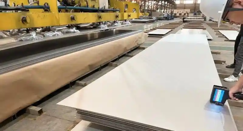 Nivelación de placas de múltiples rodillos para materiales compuestos